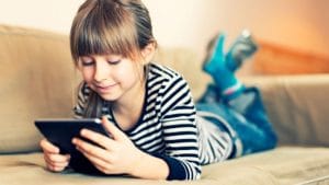 Jeune fille et sa tablette