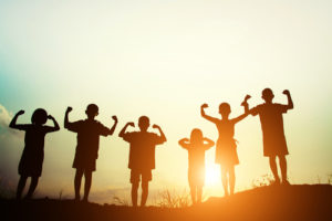 Groupe d'enfants, coucher de soleil